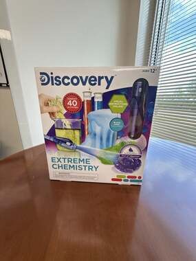 Discovery Extreme Chemistry STEM Science Kit (40 Activities)